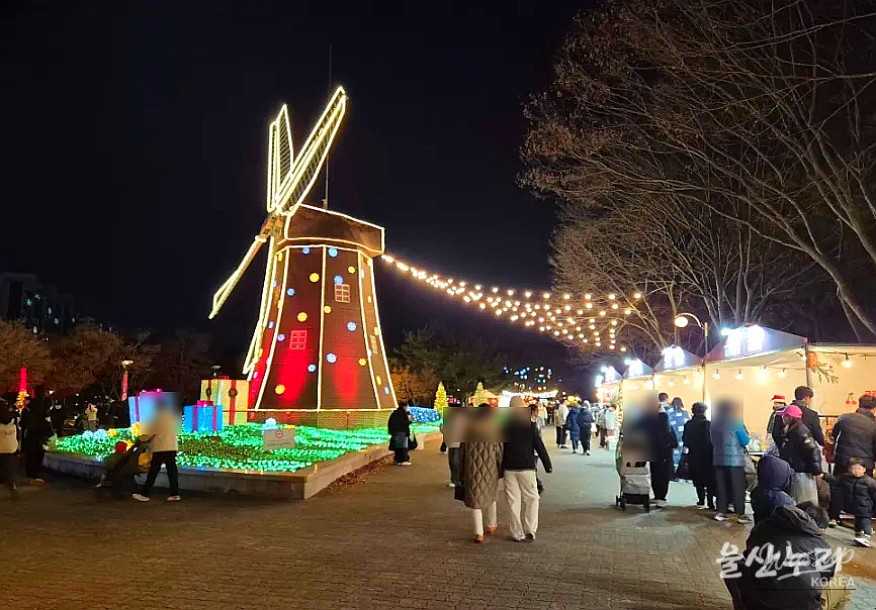 Handmade goods and craft booths at the Ulsan Night Christmas Market