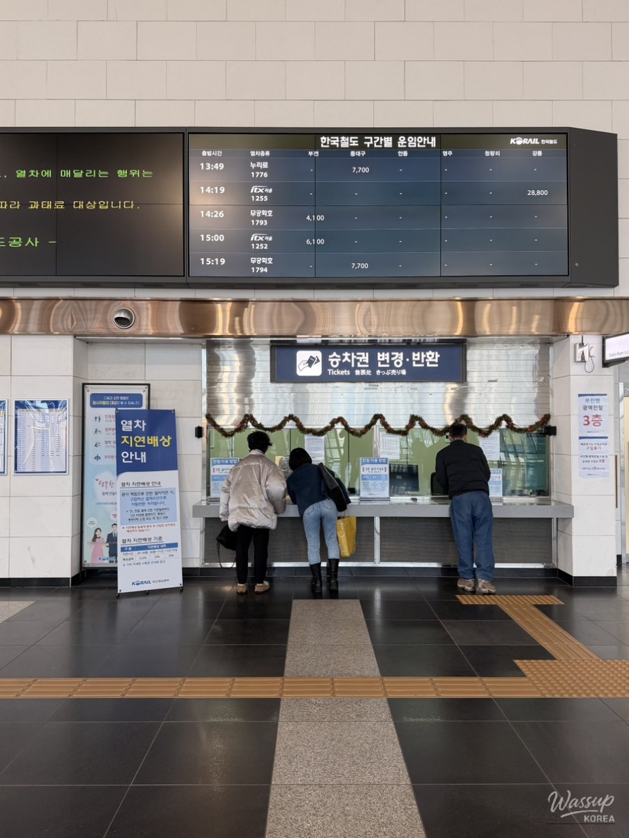 Donghae Line platform at Ulsan Taehwa River Station