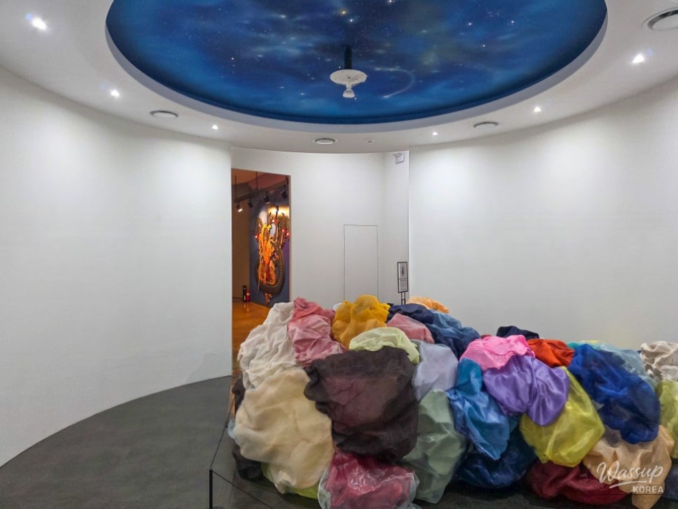 Close-up view of artistic elements inside Gwi-biggo