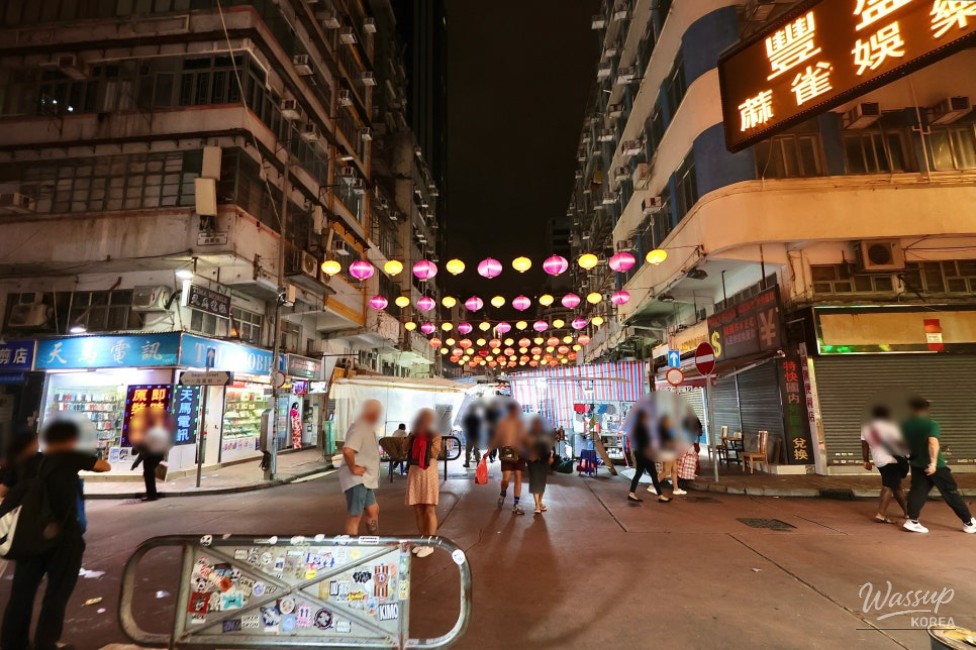 Exploring the Temple Street Night Market in Hong Kong_05