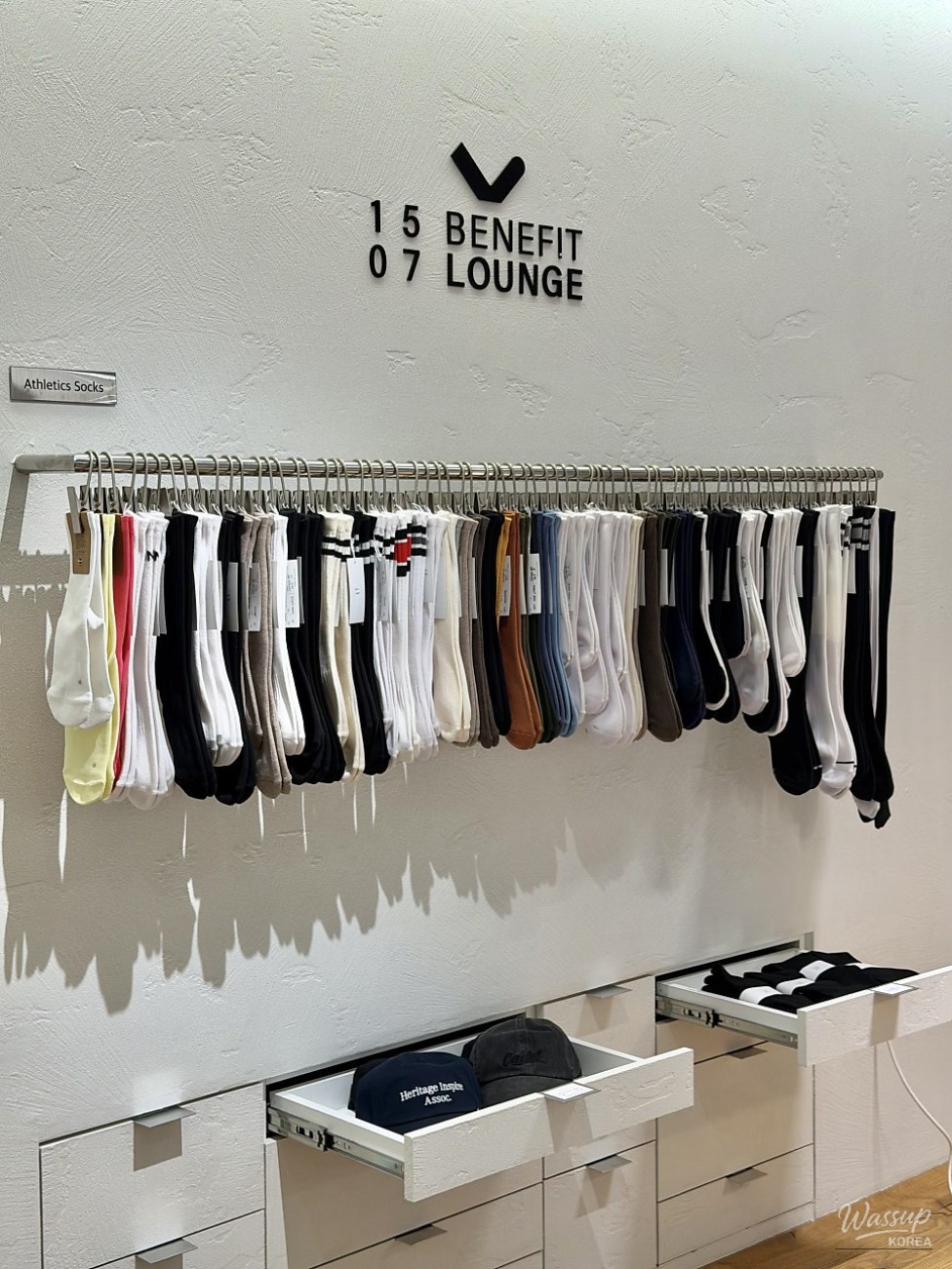 Stylish interior atmosphere of 1507 Benefit Lounge with cafe seating