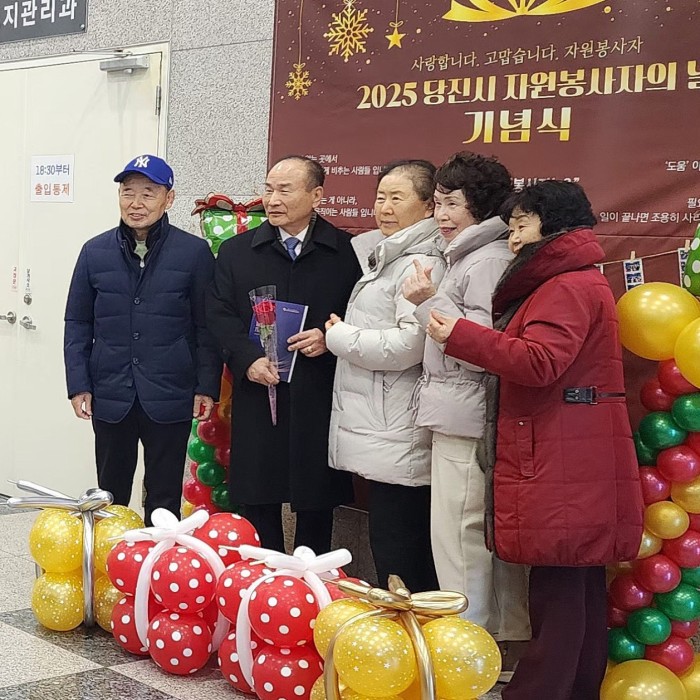 Celebrating the Day of Volunteers Sharing Warmth_01