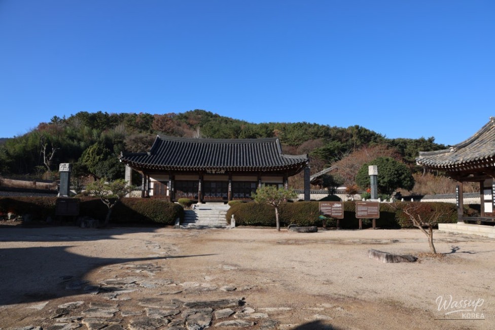 Quiet seasonal scenery surrounding the seowon