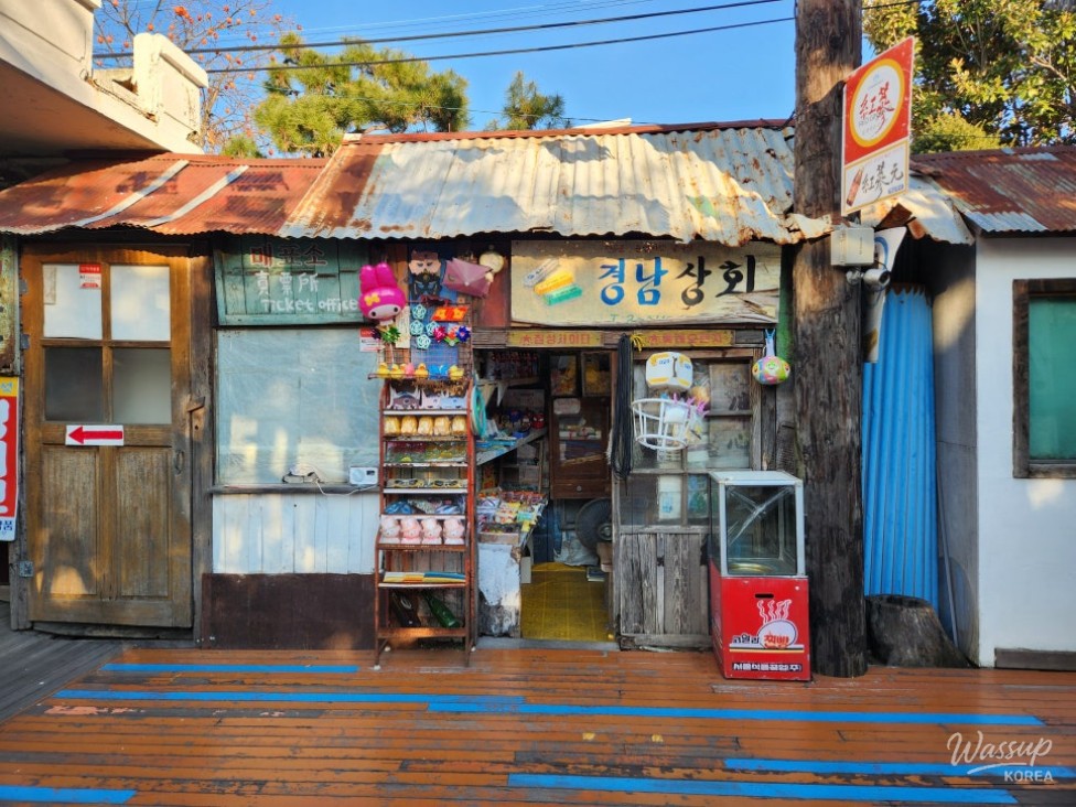 Everyday household items from Korea’s past displayed inside the museum