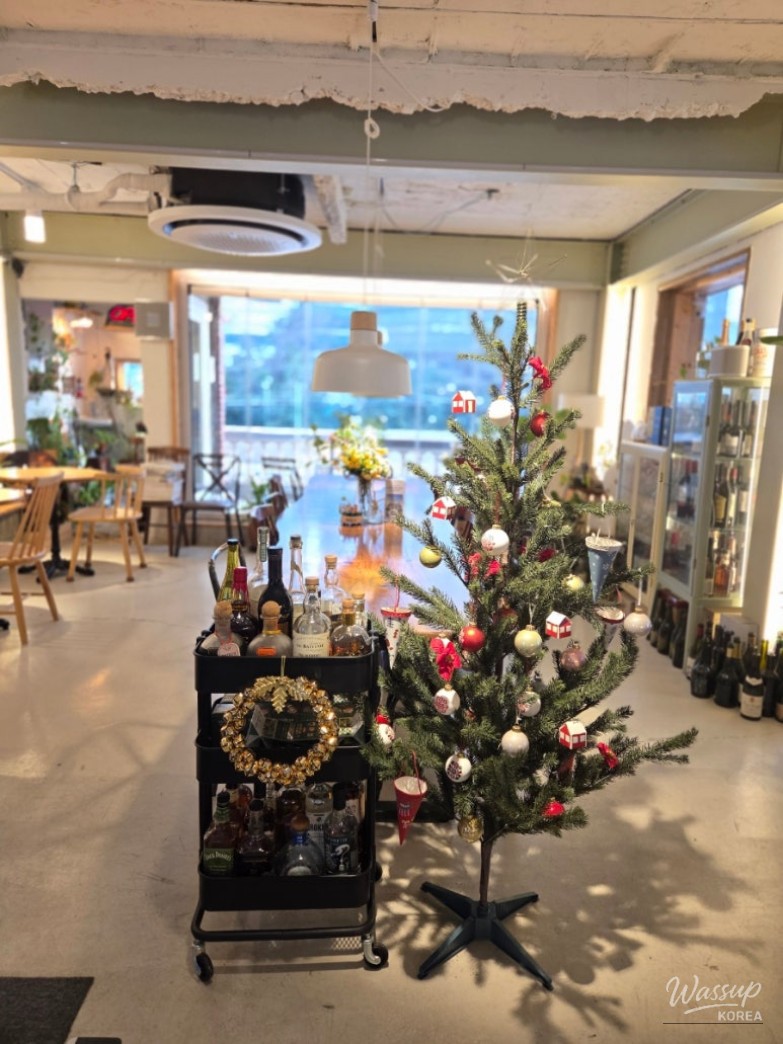 Potion cafe seating and warm lighting in Harrydan-gil Busan