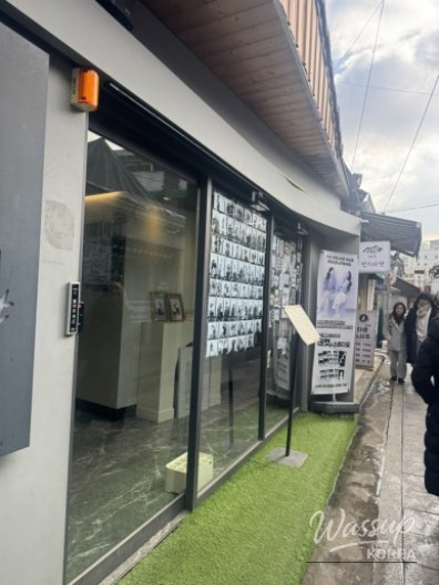 Entrance and surrounding alley of Memory Photo Studio in Ikseon-dong