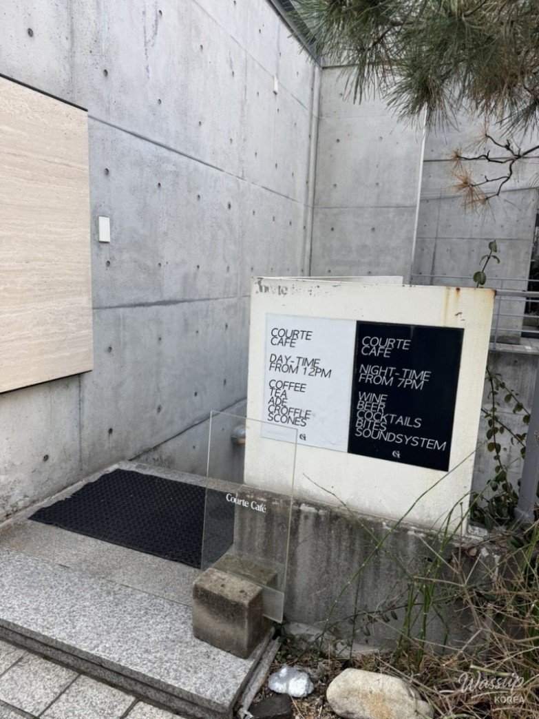Courte Studio cafe in Apgujeong Rodeo