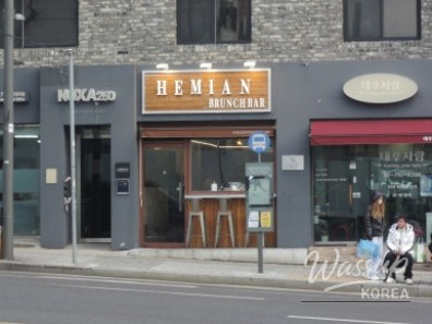 Exterior and surroundings of Hemian brunch bar in Haebangchon