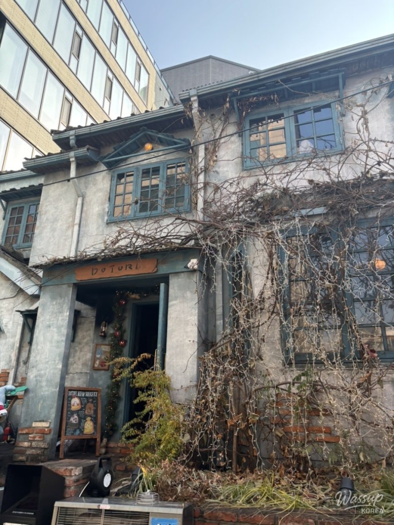 Evening walk and shops in Itaewon