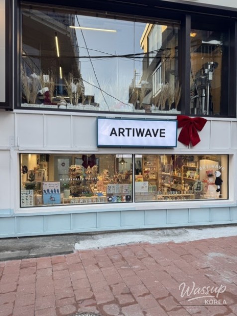 Casual evening gathering with old college friends in Seoul