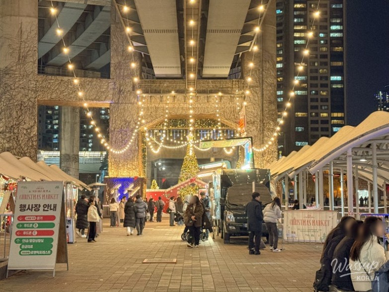 Large Christmas tree and festive atmosphere at Ttukseom Han River Christmas Market