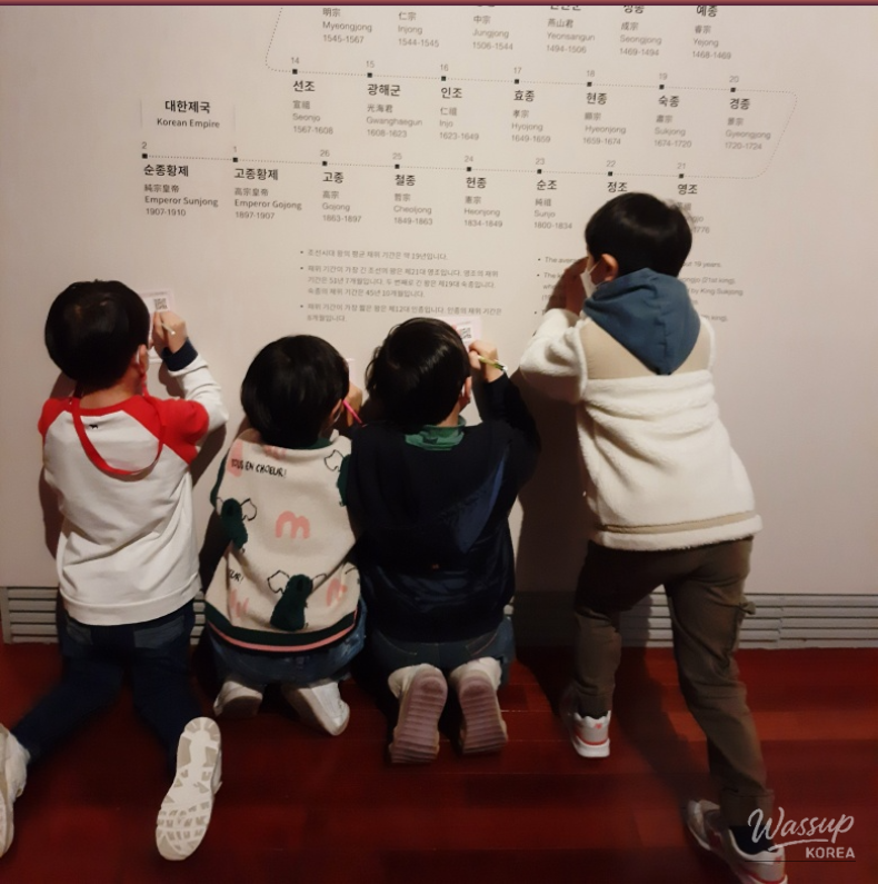A group of elementary students participating in a hands-on activity at the National Museum of Korea