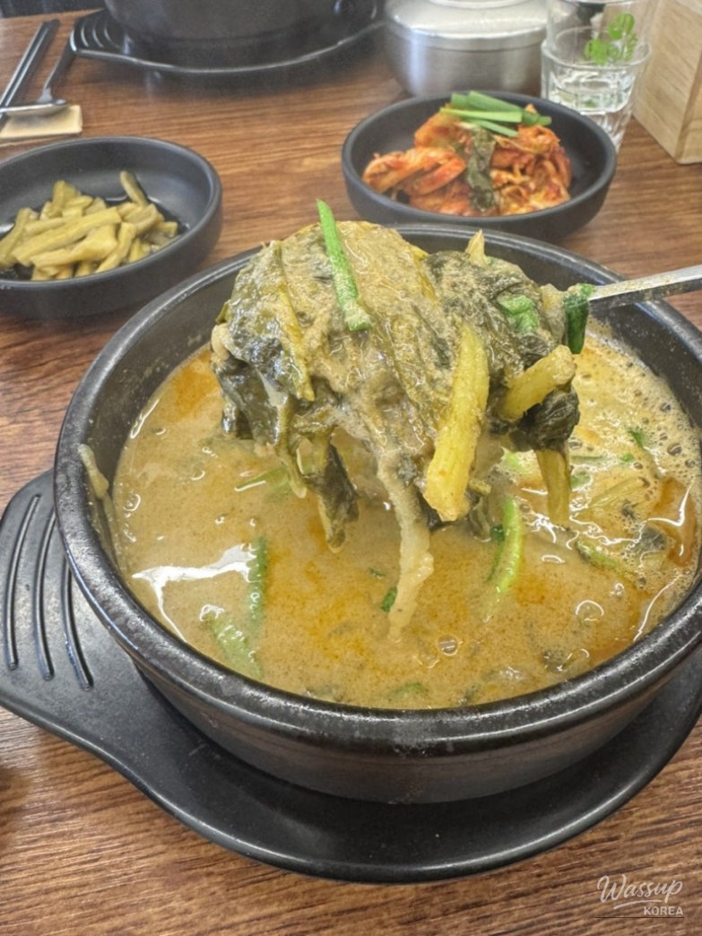 Exterior and winter atmosphere at Hongga Chueotang near Seoul Station