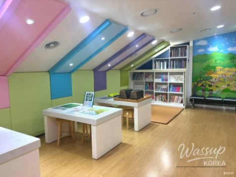 Family-friendly interior view of the Yaksa-dong Earthen Embankment Exhibition Hall