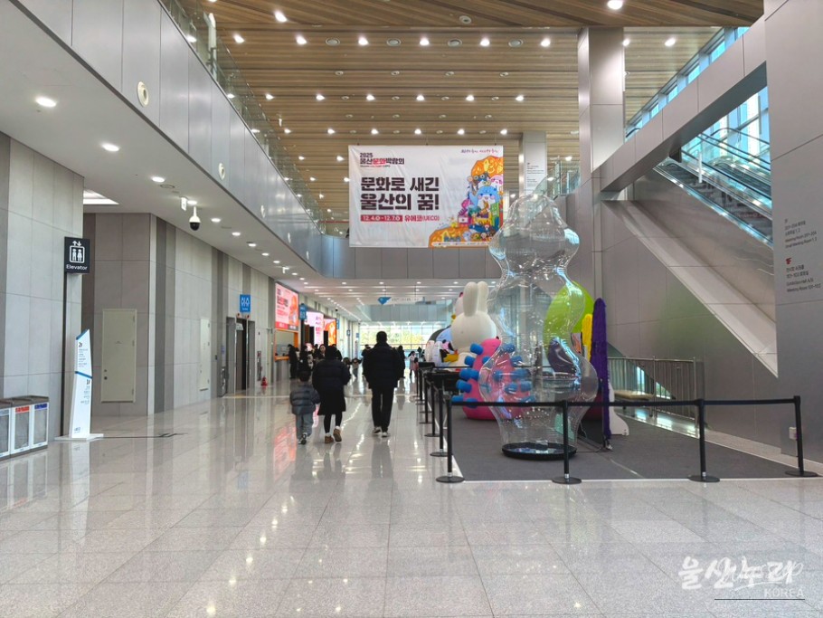 Young bakers showcasing bread and desserts at the Ulsan Cultural Expo