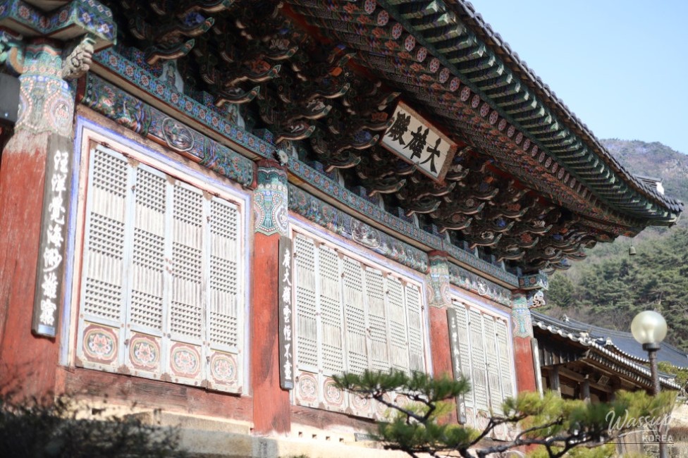Daeungjeon Hall and stone lantern at Kimryongsa Temple