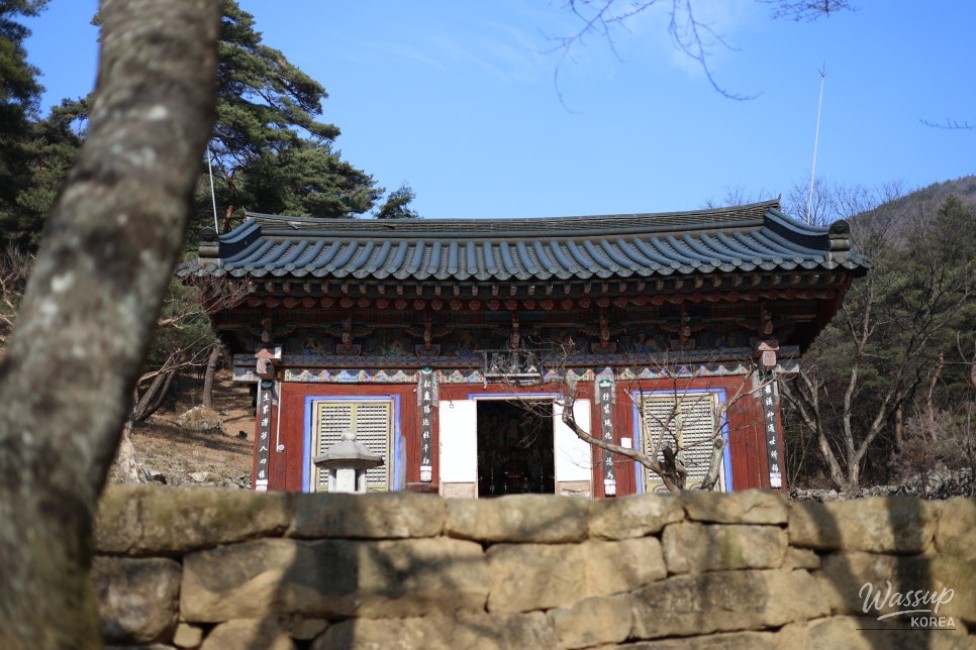 Four Heavenly Kings Gate and traditional temple layout at Kimryongsa