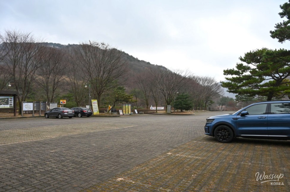 Spacious parking area and entrance view of Manroesan Natural Ecological Park