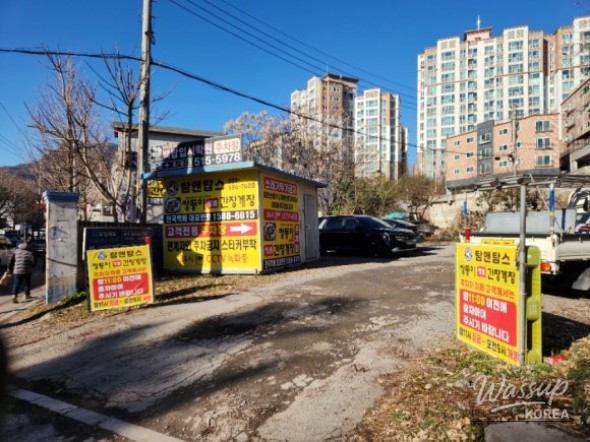 Self-service counter with side dishes at a soy sauce crab restaurant