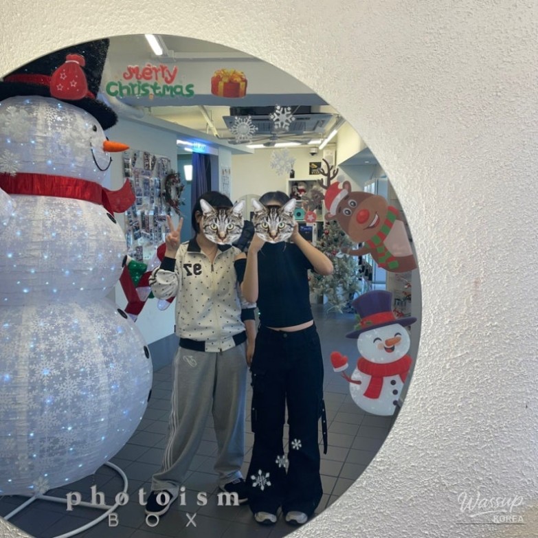 Warm latte drinks enjoyed during a winter café visit