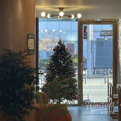 Four-cut photo selection process filled with laughter