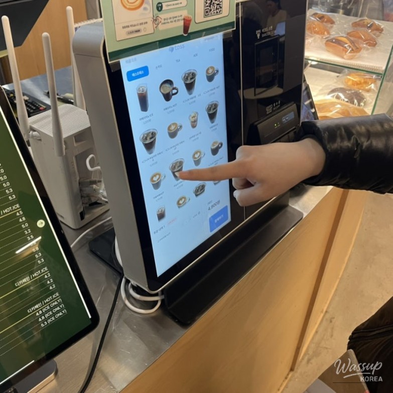 Café cups and details adding to the winter mood