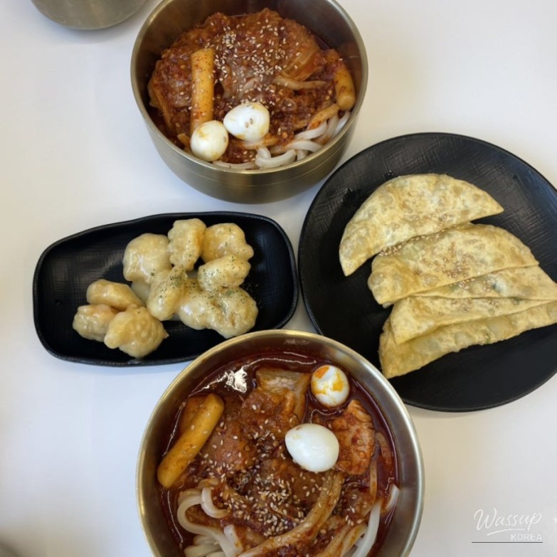 Four-cut photo booth memories filled with smiles