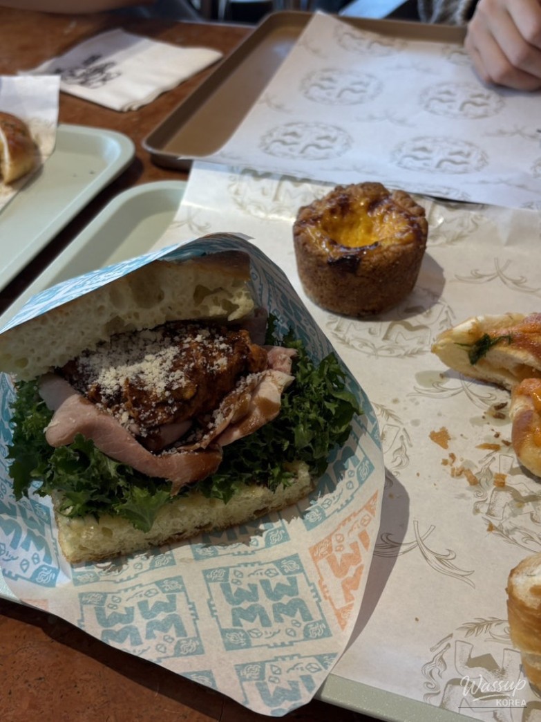 Bread packaging and presentation at the cafe