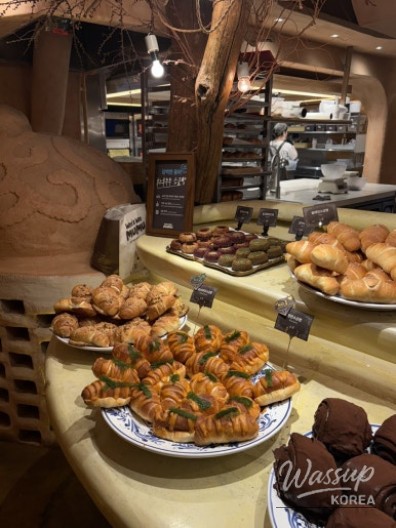 Selected breads placed on a tray before dining