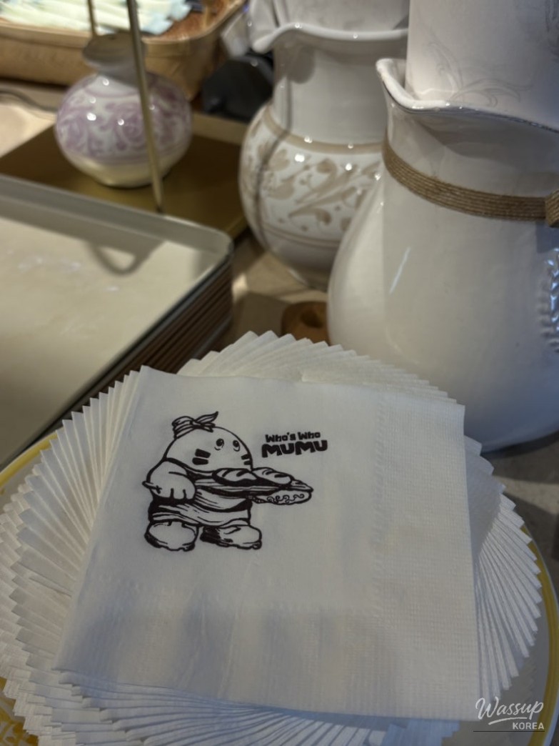 Decorative elements contributing to the bakery’s concept