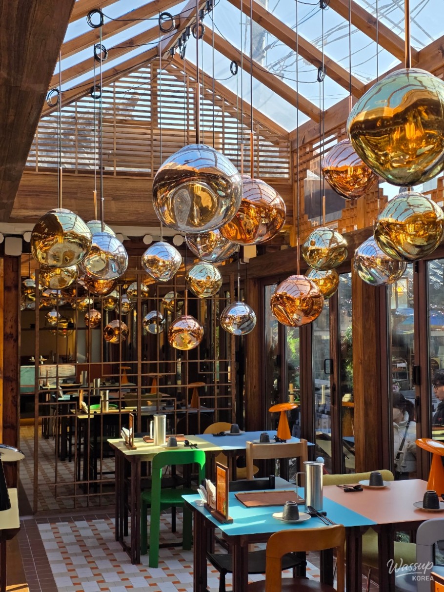 Exterior view of Jang & Feast, a Korean dining restaurant in Ikseon-dong Hanok Village