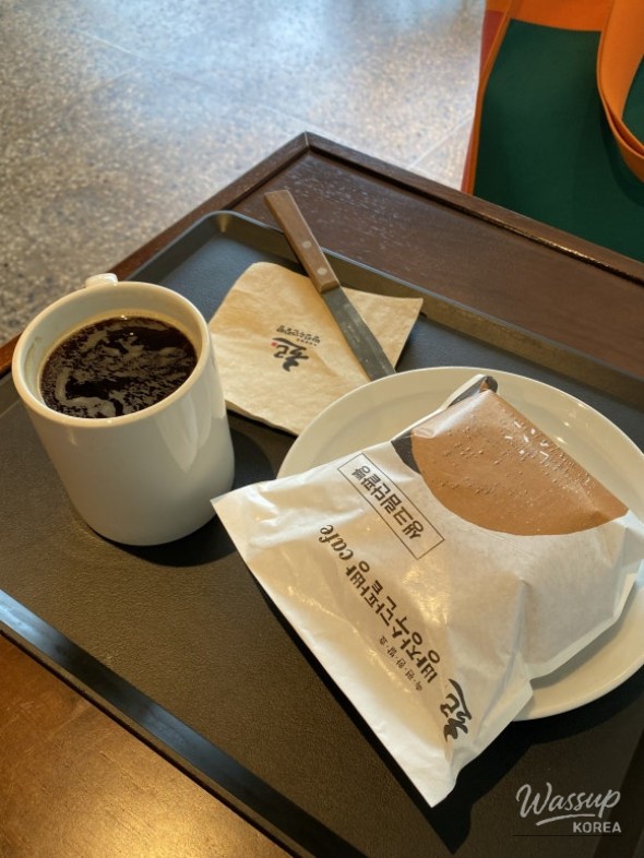 Exterior and signature red bean buns at Bread Master Red Bean Bun Jongno Branch in Daegu