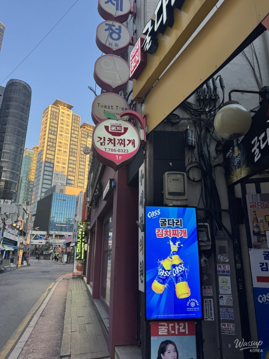 A Cozy Cafe Experience Near the Station_01