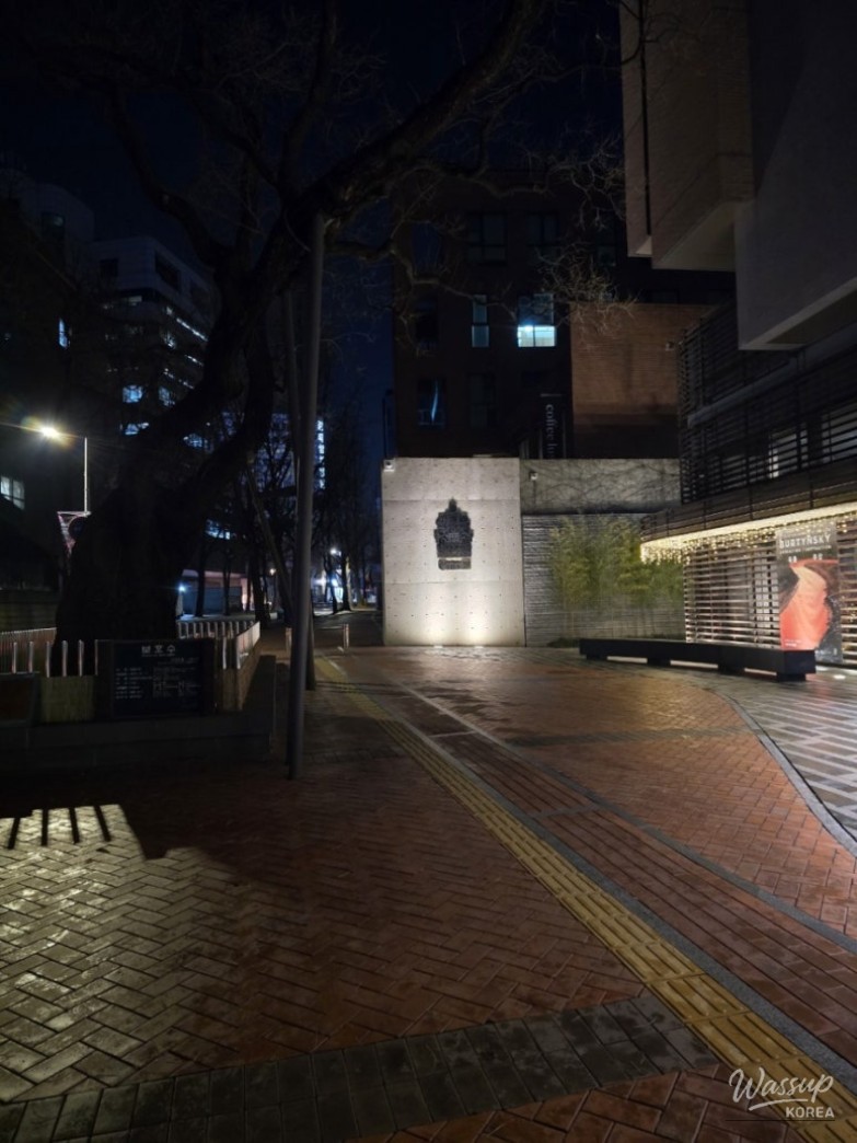 Architectural details seen along the walking route in central Seoul
