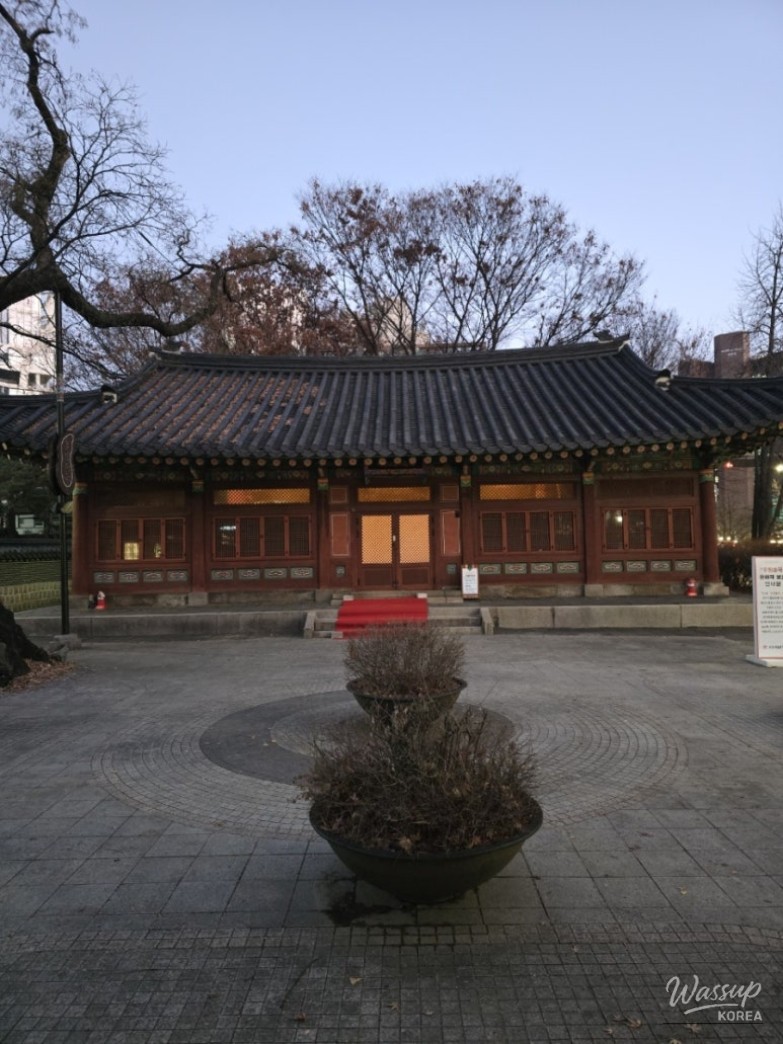Deoksugung Stonewall Path under soft winter morning light
