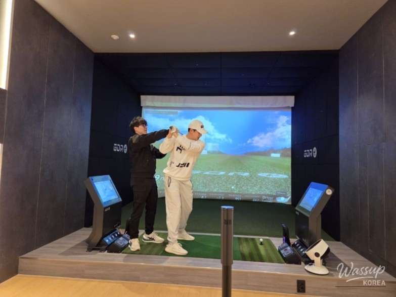 Behind-the-scenes moment from the golf training session