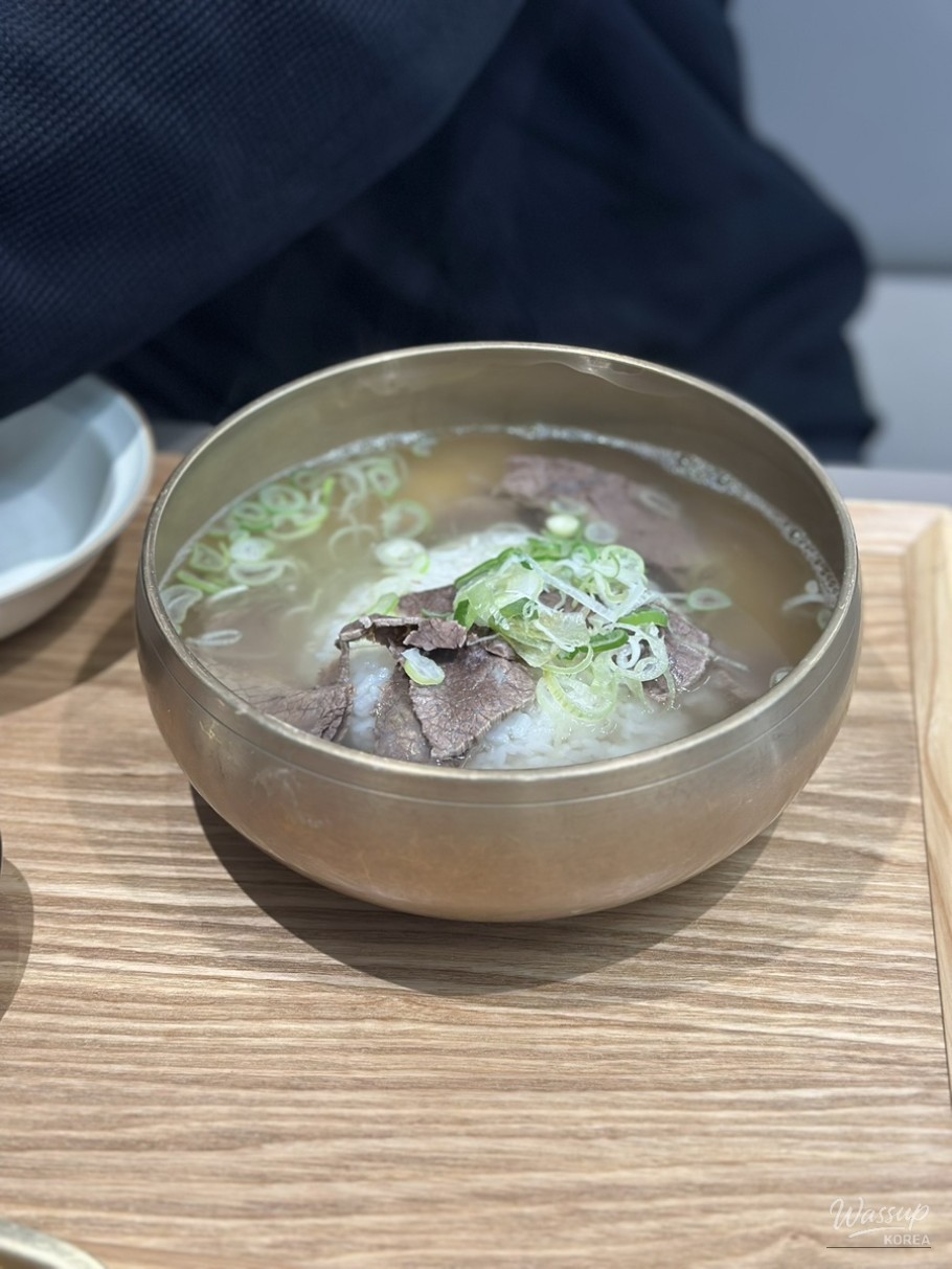 Fried dumplings paired with soup and cold noodles