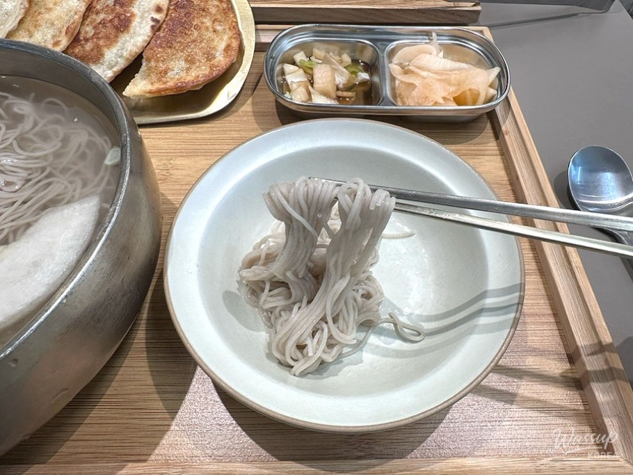 Full Pyongyang cold noodle meal set laid out at home