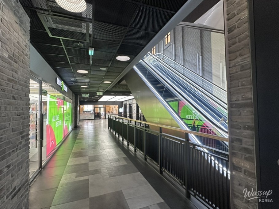 Clear broth and buckwheat noodles of Pyongyang naengmyeon from Bongmilga
