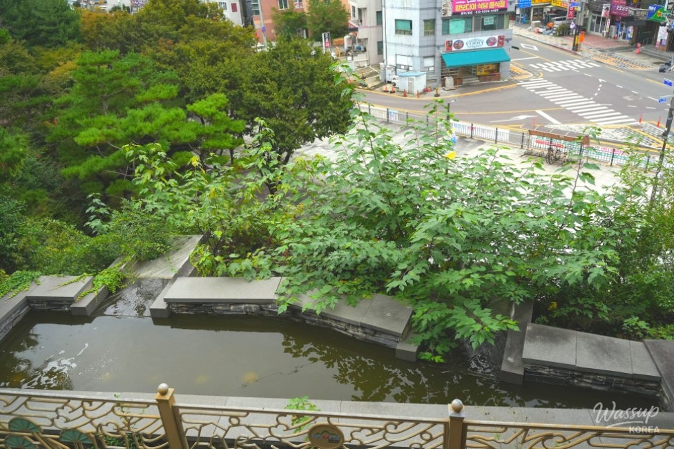 Trees and stone benches along a quiet path in Samji Park