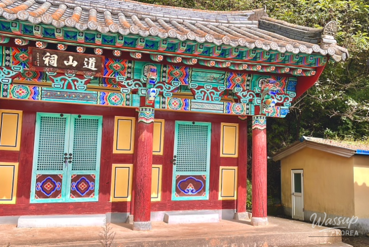 Stone paths and quiet surroundings of Dosan Seowon