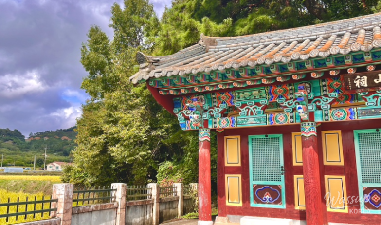 Historic buildings of Dosan Seowon under soft daylight