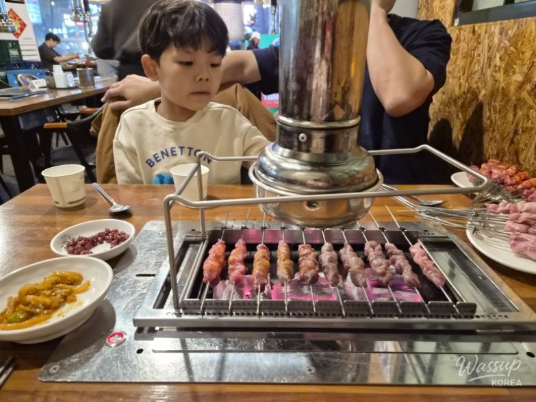 Family dining atmosphere at Youngja Lamb Skewers in Sinnonhyeon with children