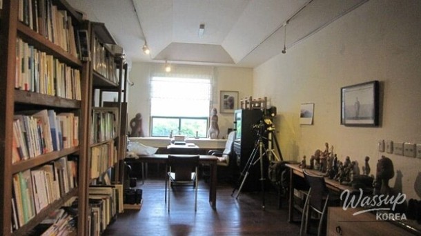 Unmanned café Du-moak Mujin with stone wall view and artist memorabilia