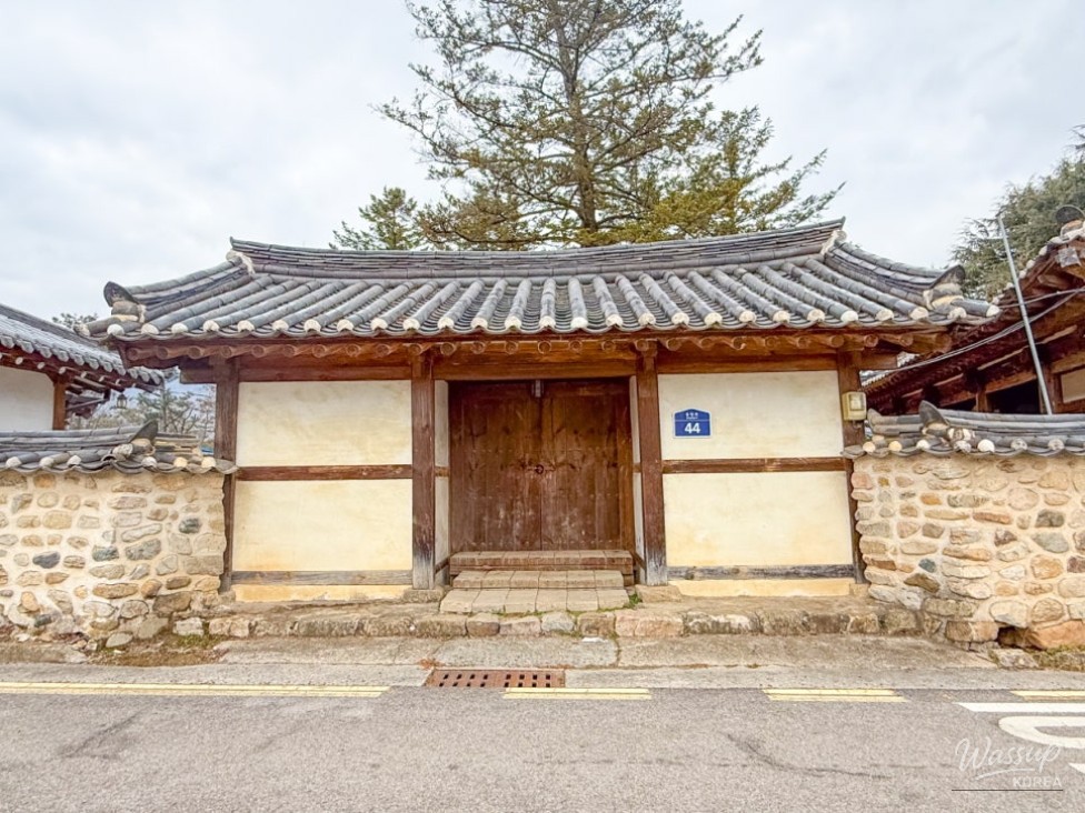 Courtyard-centered layout of Yeonpung Hyangcheong used for meetings and official duties