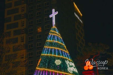 Christmas tree lighting and photo zones at Jeonju Ogeori Cultural Plaza