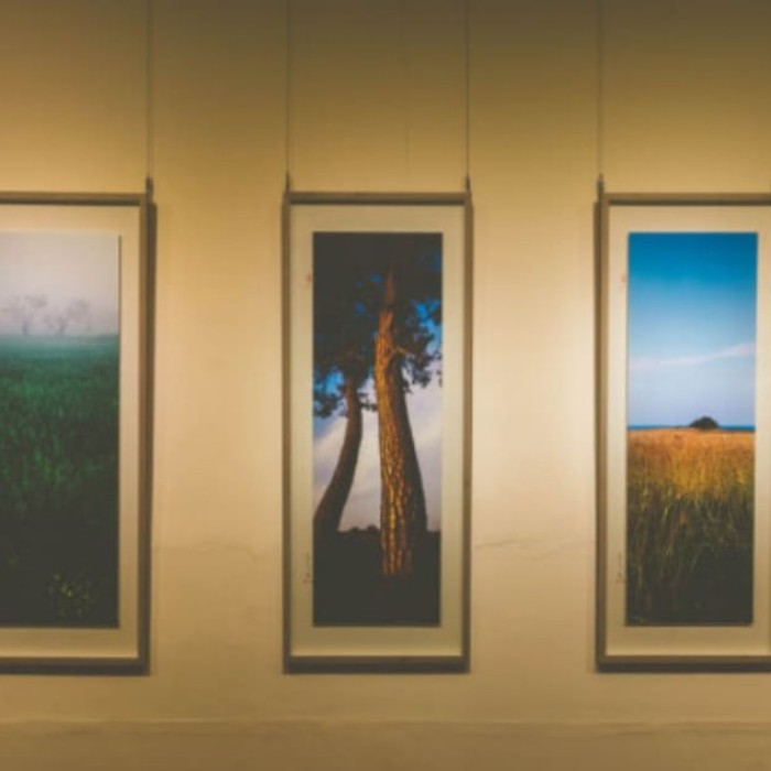 Exterior view of Kim Young-gap Gallery Du-moak surrounded by basalt stone walls in winter