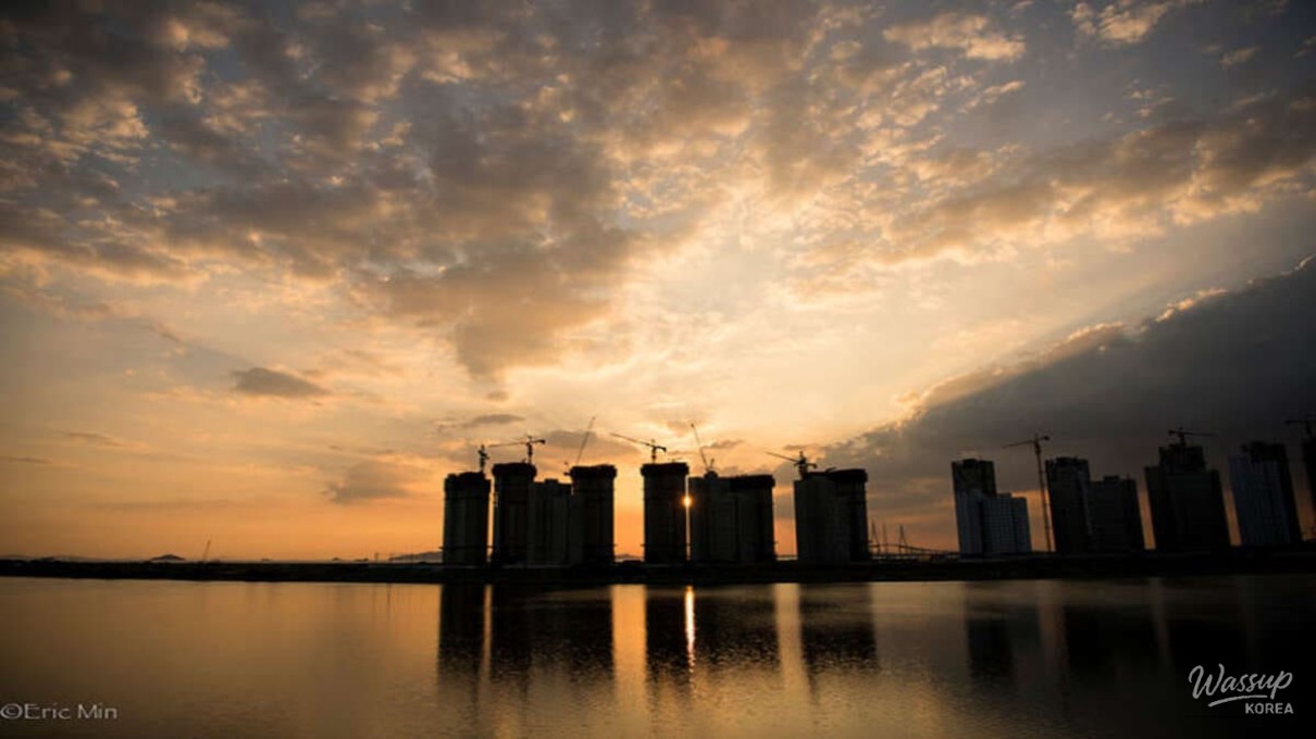 Wide view of Incheon Bridge extending across the sea in winter