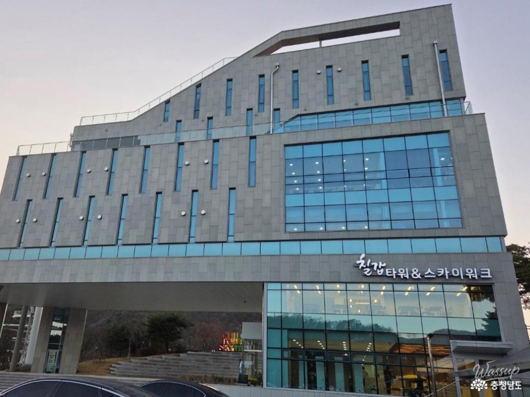 Display of local Cheongyang specialties and cute mascot goods