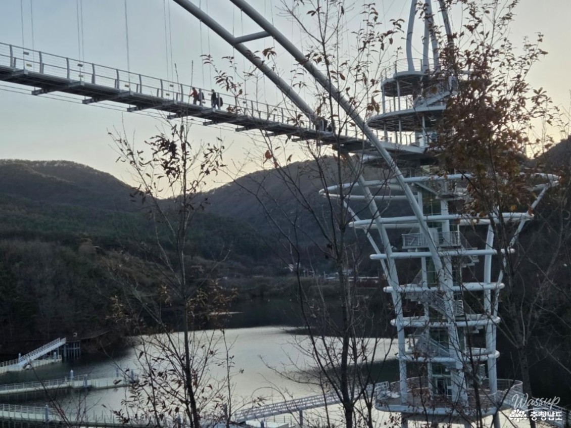 Sculptures depicting the daily life and labor of past Cheongyang residents